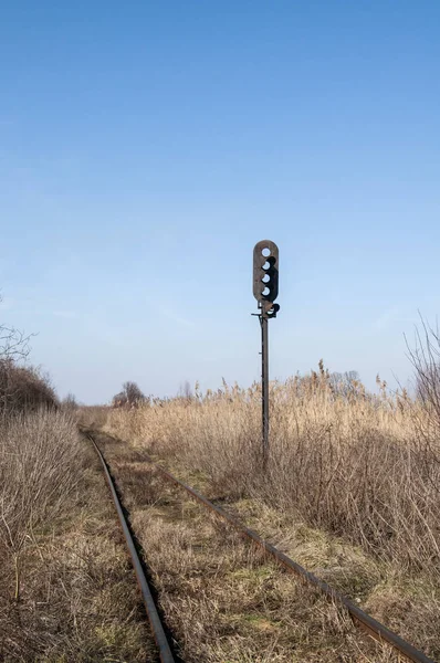 Opuštěná Železniční Trať Prázdná Železniční Semafor Suchém Travnatém Poli — Stock fotografie