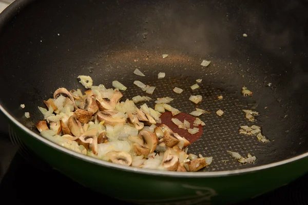 Podczas Gotowania Carbonara Domu Trzeba Najpierw Smażyć Posiekaną Cebulę Grzyby — Zdjęcie stockowe