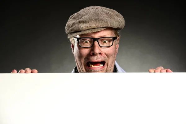Zabawny Człowiek Okularach Pustym Tabliczką — Zdjęcie stockowe