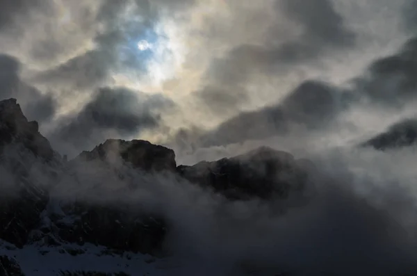 Zon Achter Wolken Bergen — Stockfoto