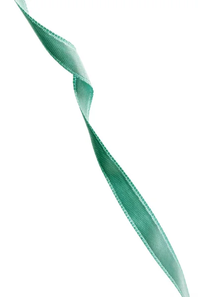 コピー領域の白い背景の上の光沢のある緑のサテンリボン — ストック写真