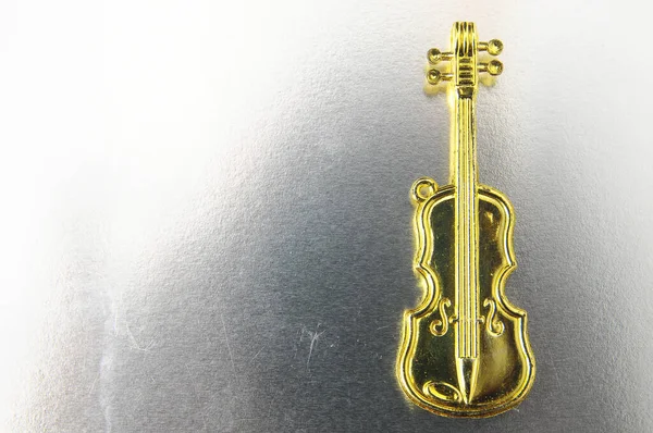 Statuina Strumento Violino Oro Sfondo Colorato — Foto Stock