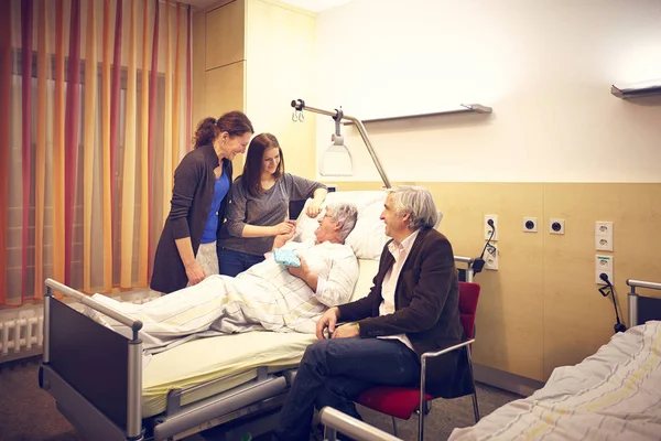 Hospital Visita Família Com Paciente Cama — Fotografia de Stock