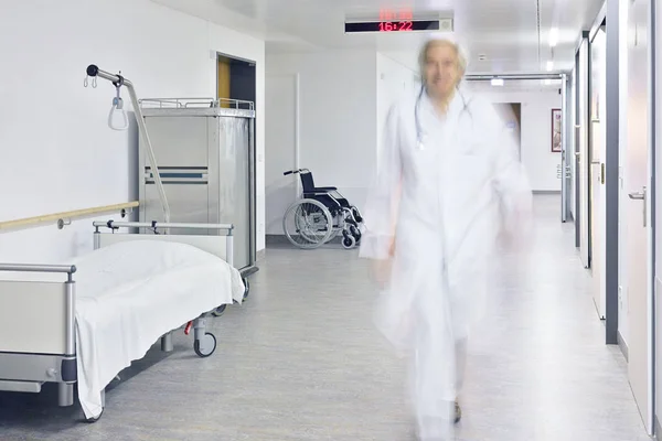Νοσοκομειακά Κρεβάτια Στην Αίθουσα Και Γιατρός — Φωτογραφία Αρχείου
