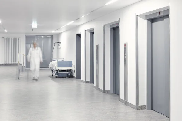 Flur Mit Aufzug Und Laufendem Arzt Krankenhaus — Stockfoto