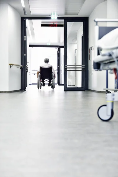 Usuário Cadeira Rodas Cadeira Rodas Corredor Com Porta Hospital — Fotografia de Stock