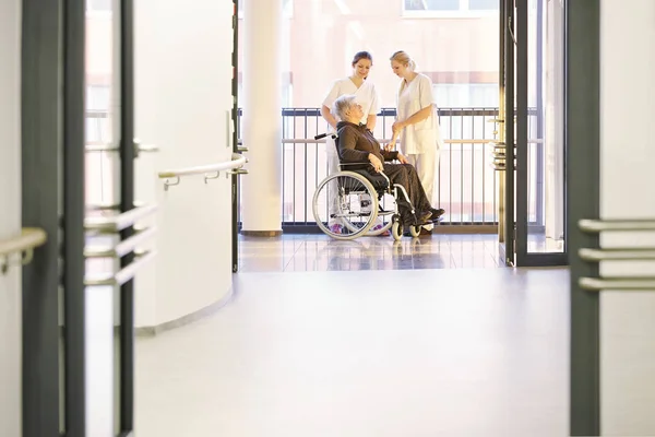 Pacient Nemocnici Zdravotními Sestrami Invalidním Vozíkem — Stock fotografie