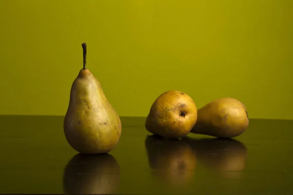 Composición Tres Peras Sobre Fondo Verde — Foto de Stock