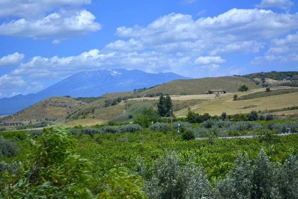 イタリア イタリア シチリア カターニアとエナの間の風景 雲とエトナ 病気の農業 — ストック写真