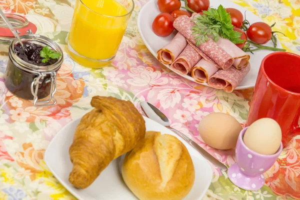 Ontbijt Met Broodje Croissant Vleeswaren — Stockfoto