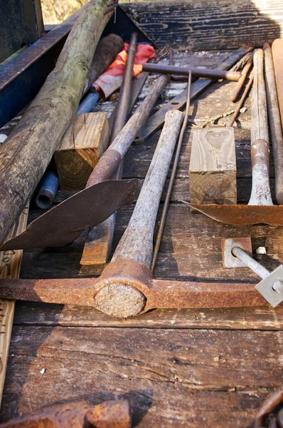 Eine Sammlung Von Baggerwerkzeugen Auf Einem Sperrholz Lkw Bett — Stockfoto