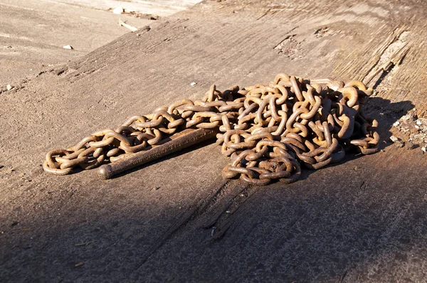 Una Grande Catena Arrugginita Sta Posando Vecchio Pezzo Compensato Sotto — Foto Stock