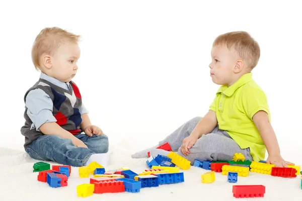 Δύο Μικρά Αγόρια Παίζουν Την Ανάπτυξη Παιχνιδιών Λευκό Φόντο — Φωτογραφία Αρχείου