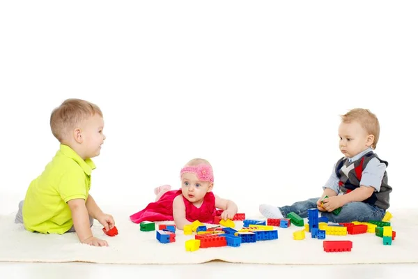 Bebés Felices Están Jugando Con Juguetes Sobre Fondo Blanco — Foto de Stock