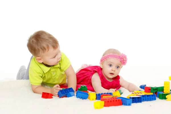 Küçük Çocuk Kız Beyaz Arka Planda Gelişen Oyuncaklarla Oynuyorlar — Stok fotoğraf