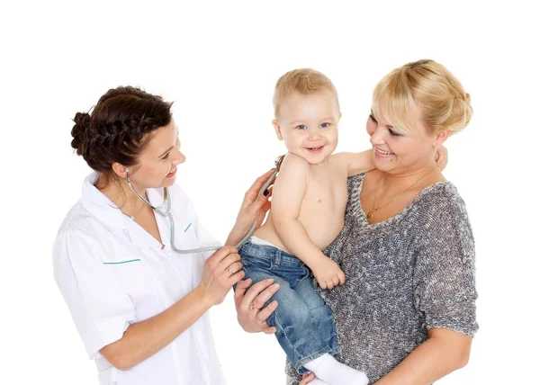 Doktorka Stetoskopem Mladá Matka Malým Synem Stojí Bílém Pozadí Zdravotní — Stock fotografie