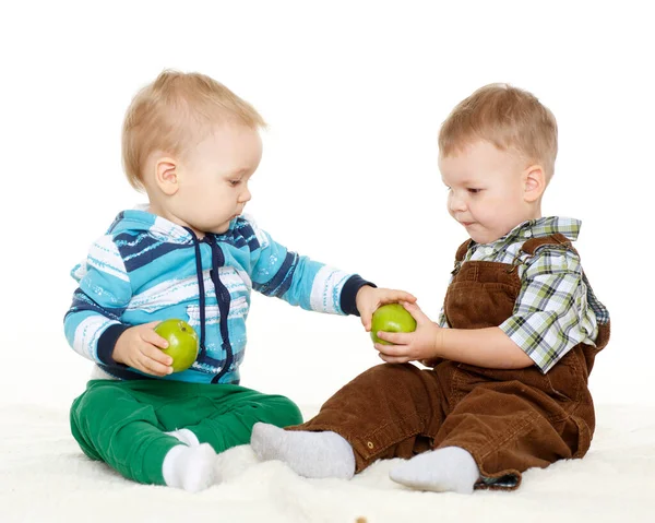 Dos Niños Pequeños Con Manzanas Frescas Sientan Sobre Fondo Blanco — Foto de Stock