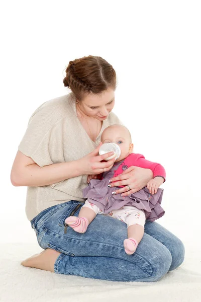 Jovem Mãe Alimentando Bebê Mamadeira Fundo Branco Família Feliz — Fotografia de Stock