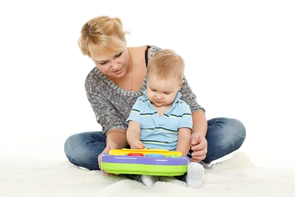 Die Junge Frau Und Ihr Sohn Spielen Mit Sich Entwickelndem — Stockfoto