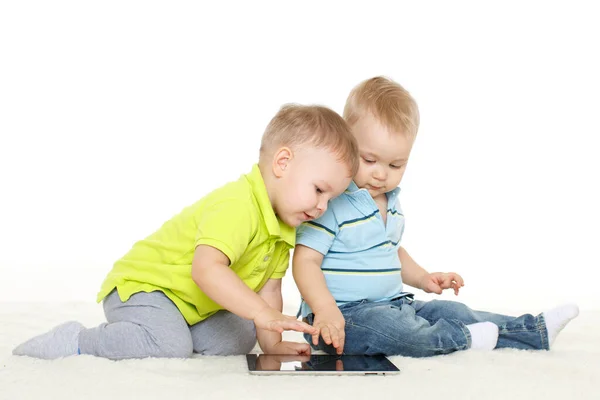 Dos Niños Pequeños Con Tableta Ordenador Sientan Piso Sobre Fondo — Foto de Stock