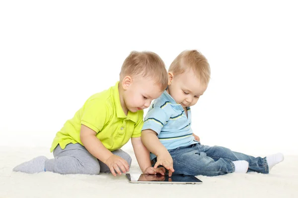 Twee Kleine Jongens Met Computer Tablet Zitten Een Vloer Een — Stockfoto
