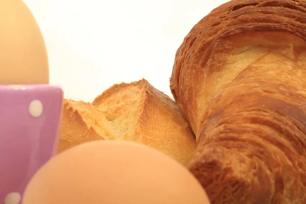 Подробности Завтрака Стол Круассанами Хлеб Яйца Яичные Чашки — стоковое фото