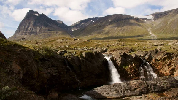 Malerischer Blick Auf Majestätische Landschaft Mit Wasserfall — Stockfoto