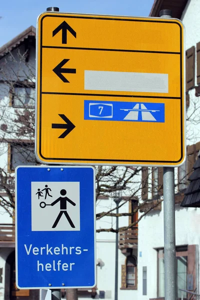 Schilder Und Verkehrsassistent — Stockfoto