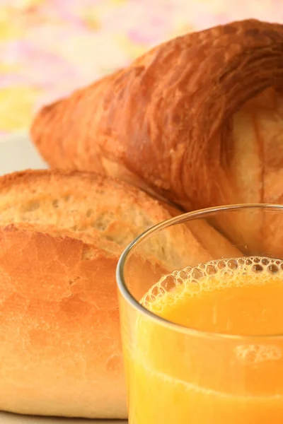 Detalle Una Mesa Desayuno Con Bollos Croissant Zumo Naranja — Foto de Stock