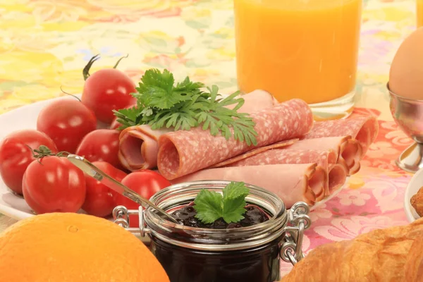 Detalj Ett Frukostbord Med Croissanter Kallskuret Sylt Tomat Apelsin Ägg — Stockfoto