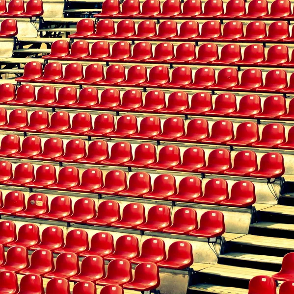 Tribuna Plástico Assentos Vermelhos — Fotografia de Stock