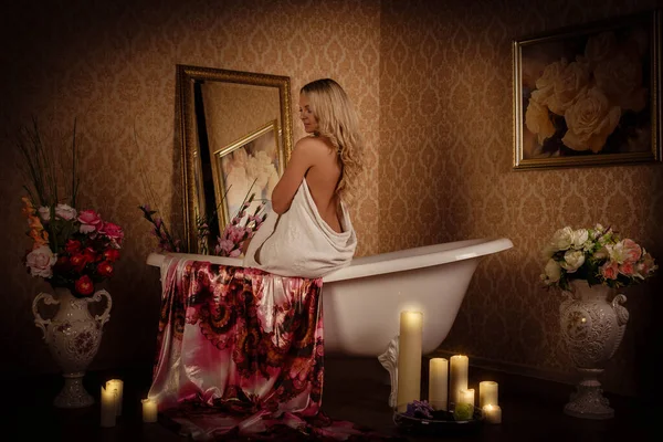 Jovem Mulher Limpando Corpo Por Uma Toalha Banheiro Casa Conceito — Fotografia de Stock