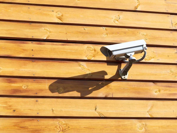 木造ログハウスの壁に監視カメラ — ストック写真