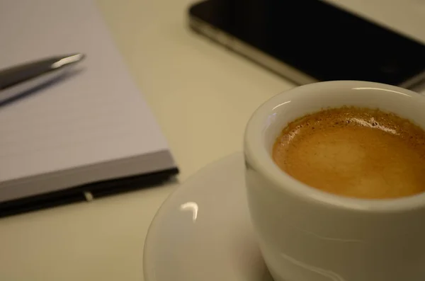 Kaffeetasse Und Laptop Auf Dem Tisch — Stockfoto