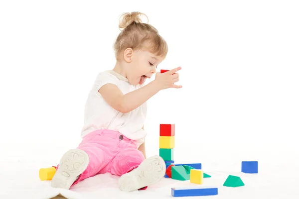 Niña Bonita Juega Con Bloques Niños Sobre Fondo Blanco Aprender — Foto de Stock