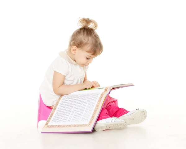 Menina Bonita Com Livro Senta Penico Bebê Rosa Fundo Branco — Fotografia de Stock