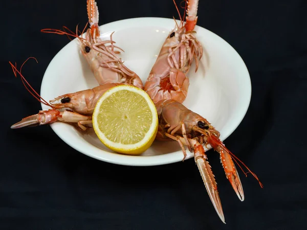 Langoustine Preparado Uma Placa Branca Com Limão Direção Fundo Preto — Fotografia de Stock