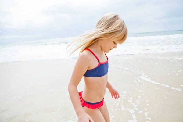 Happy Cute Młoda Dziewczyna Stojąca Wodzie Plaży Słoneczny Dzień — Zdjęcie stockowe