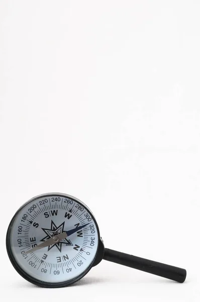 Orientering Koncept Analoga Kompass Och Lupp Vit Bakgrund — Stockfoto