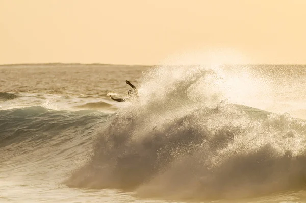 Rétro Éclairage Silhouette Surfeur Dans Océan Coucher Soleil — Photo