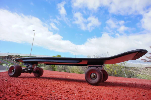 空旷的沥青沙漠路上的老式长板黑色滑板 — 图库照片