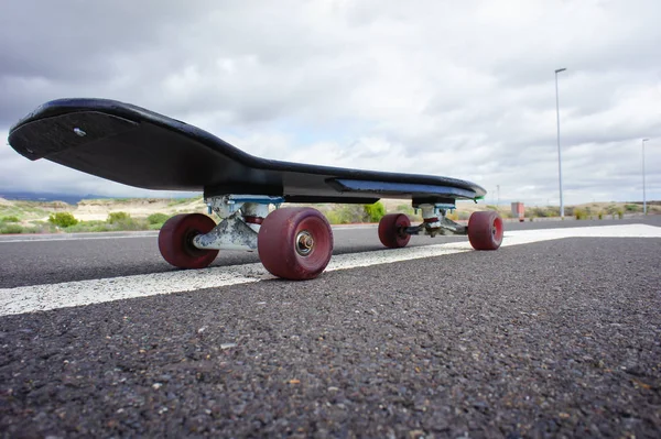 Vintage Style Longboard Black Skateboard Een Lege Asfaltweg — Stockfoto