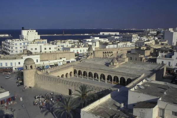 北アフリカのチュニジアの地中海にある旧市街やスーセのメディアにある大きなモスクは — ストック写真