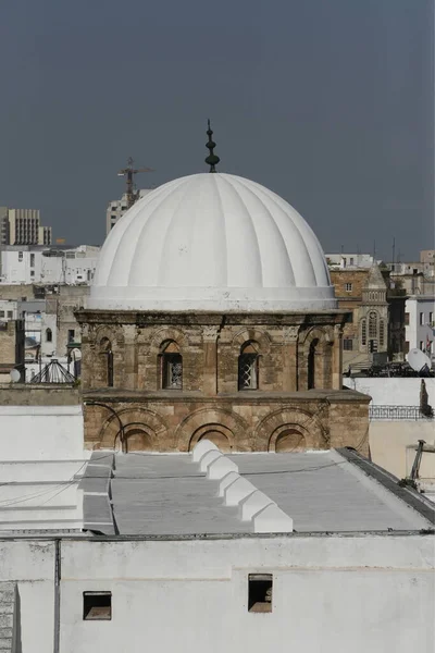 旧市街の大モスクのドームや北アフリカの北チュニジアの首都チュニスのメディアは — ストック写真