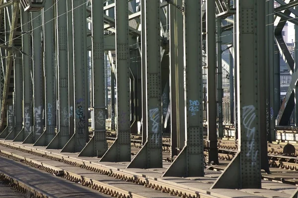Φωτογραφία Των Σιδηροτροχιών Και Πριτσίνια Χάλυβα Γέφυρα Hohenzollern Στην Κολωνία — Φωτογραφία Αρχείου