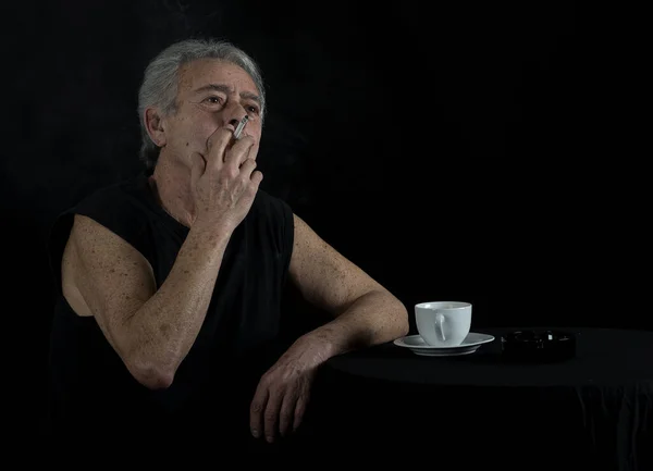 Viejo Sienta Mesa Bebiendo Café Fumando Cigarrillo —  Fotos de Stock