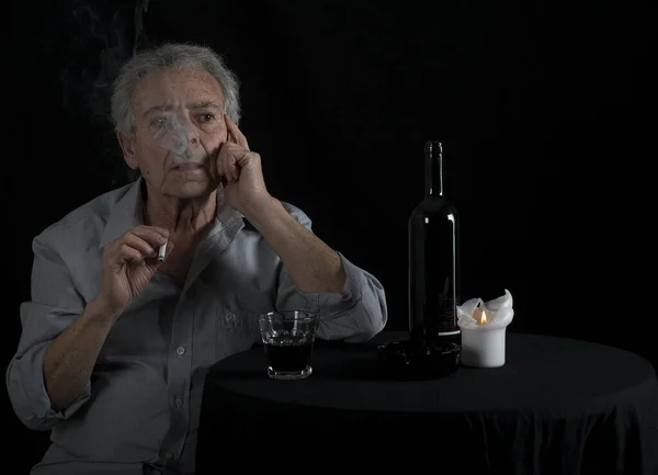 Anciano Sentado Mesa Bebiendo Vino Fumando —  Fotos de Stock