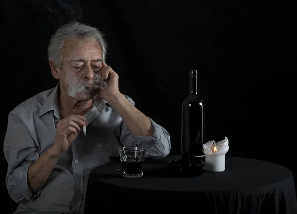 Anciano Sentado Mesa Bebiendo Vino Fumando —  Fotos de Stock