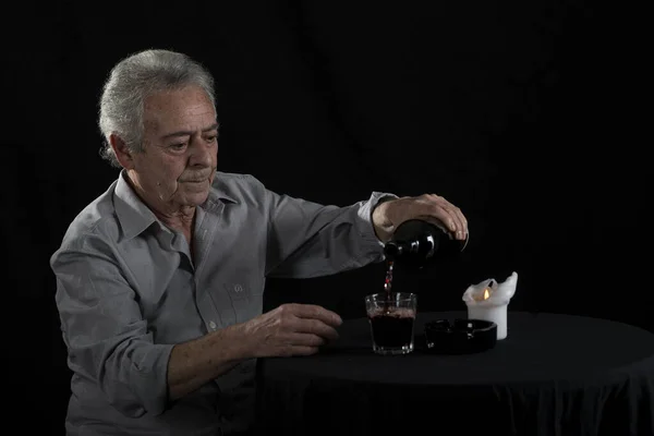 Anciano Sentado Mesa Bebiendo Vino Fumando —  Fotos de Stock