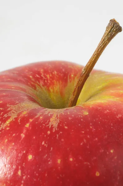 Ein Saftig Heißer Roter Apfel Vor Weißem Hintergrund — Stockfoto
